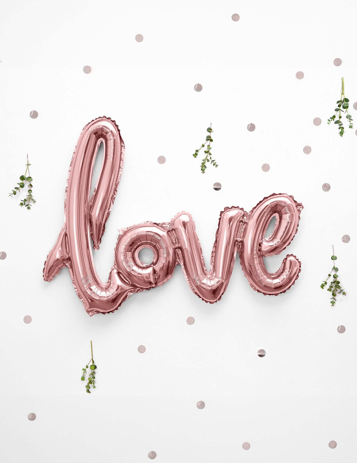 Punerea în scenă a balonului din folie Love pentru decorarea nunții