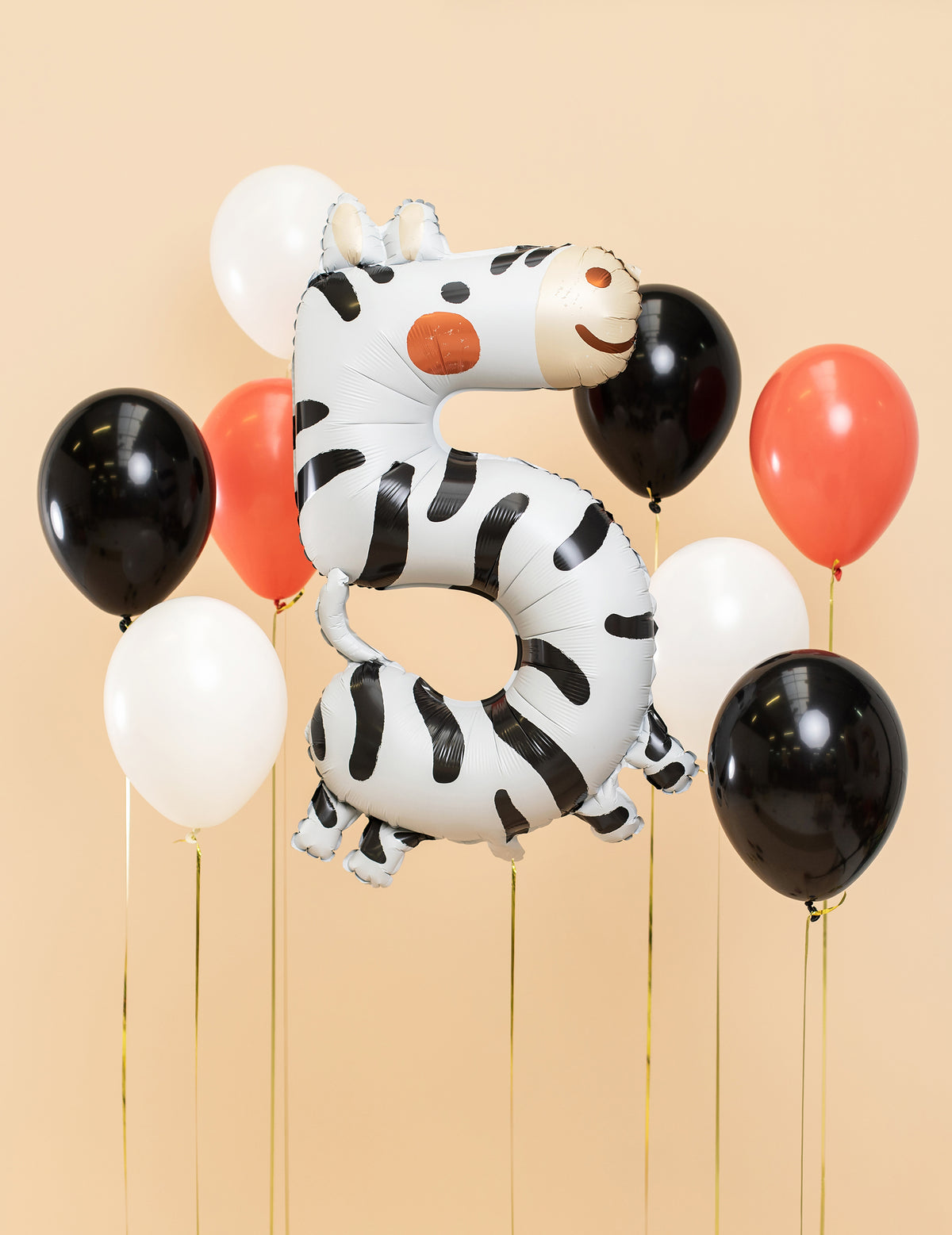 Mise en scène festive du ballon aluminium zèbre chiffre 5