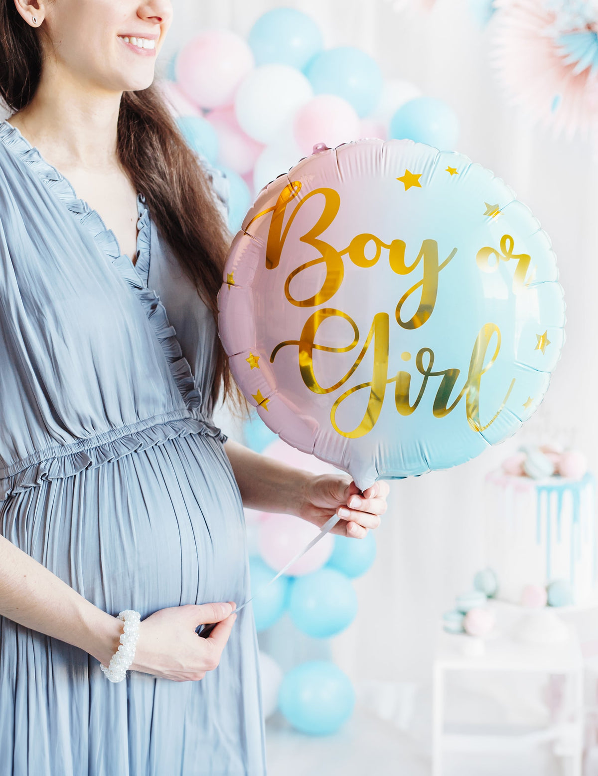 Mise en situation avec une femme enceinte du ballon en aluminium boy or girl pour gender reveal