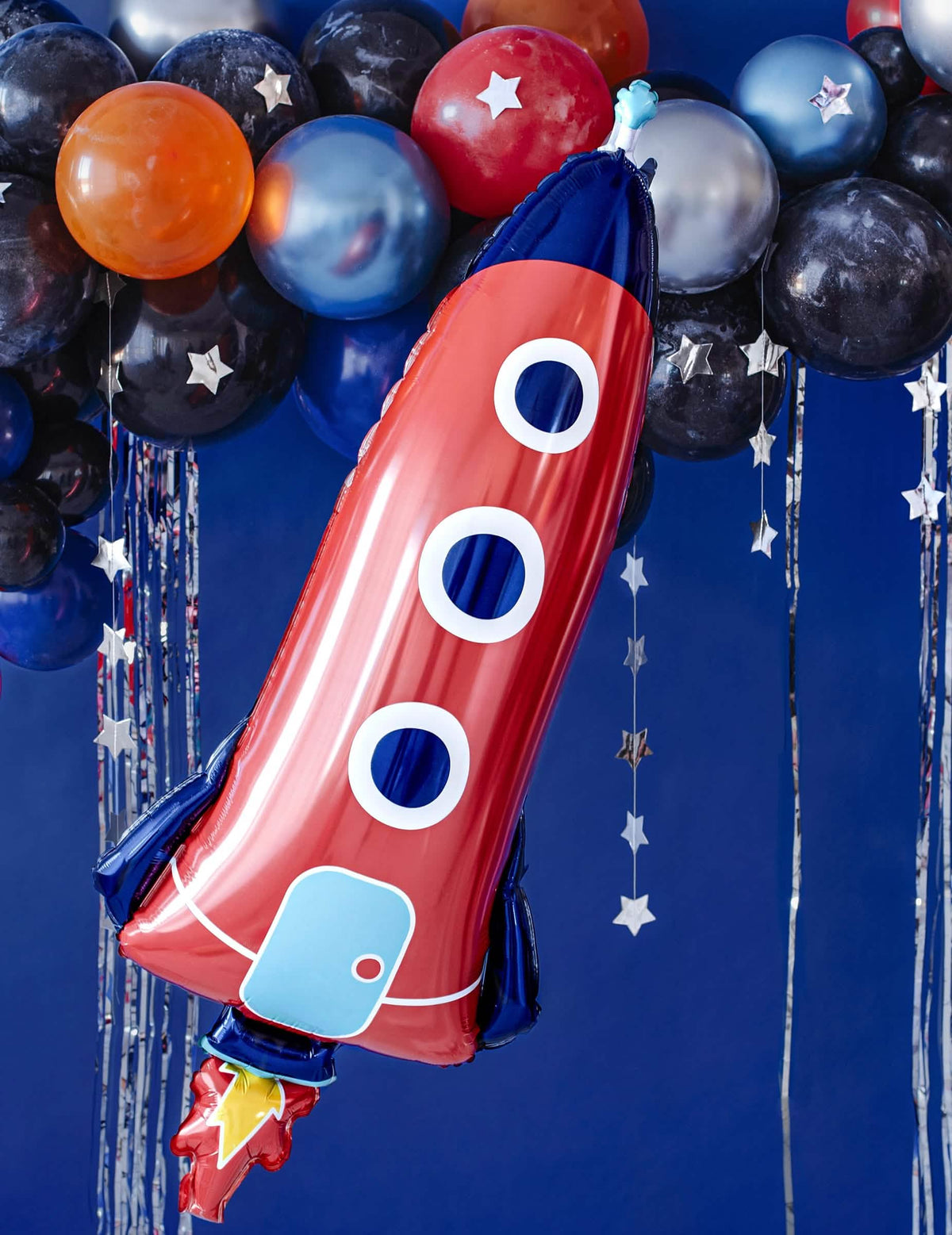 Prim-plan într-un decor de petrecere al balonului din aluminiu rachetă