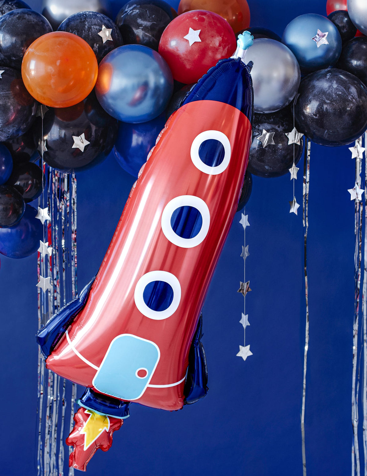 Gros plan dans un décor de fête du ballon en aluminium fusée