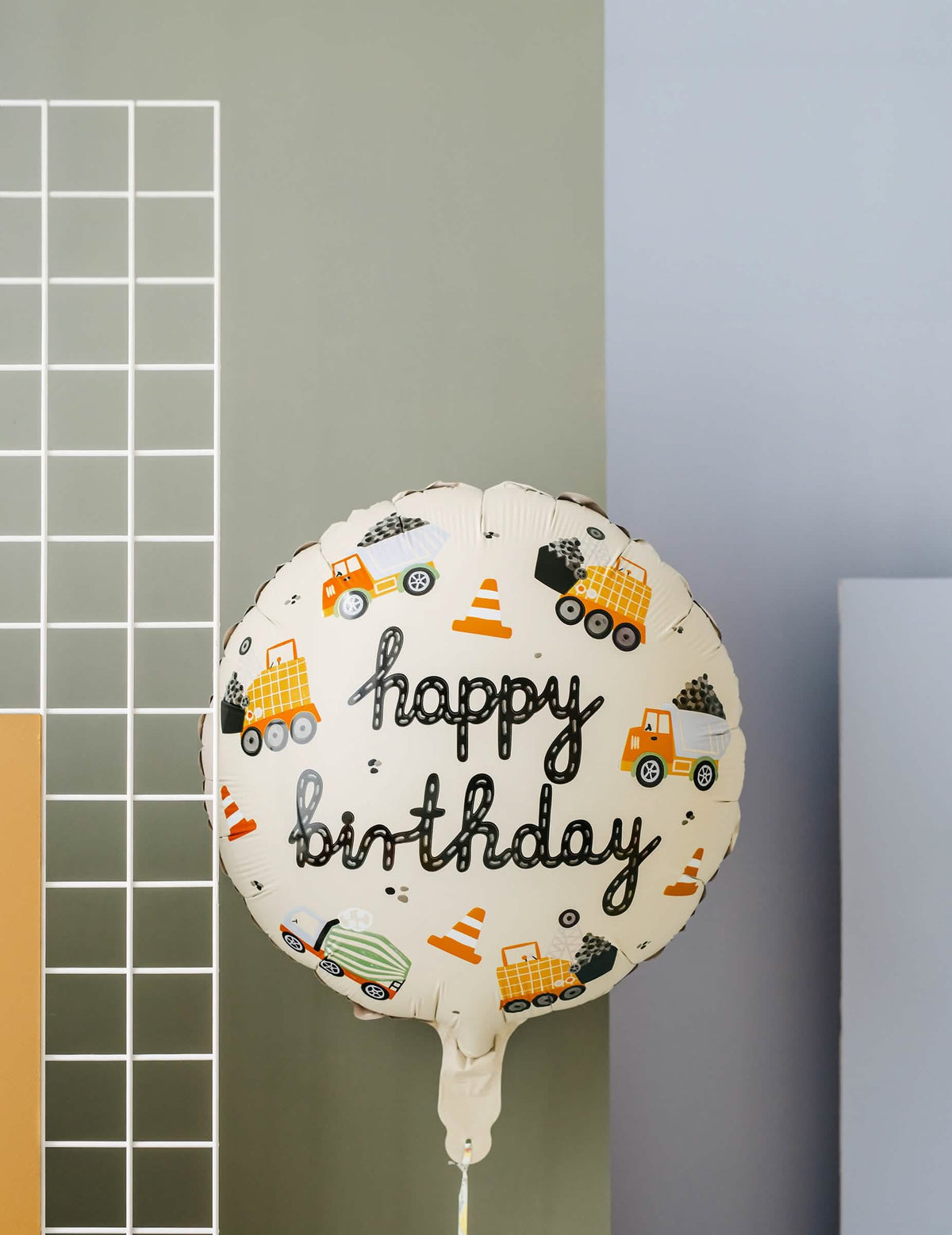 Gros plan sur l'imprimé du ballon Happy Birthday camions de chantier