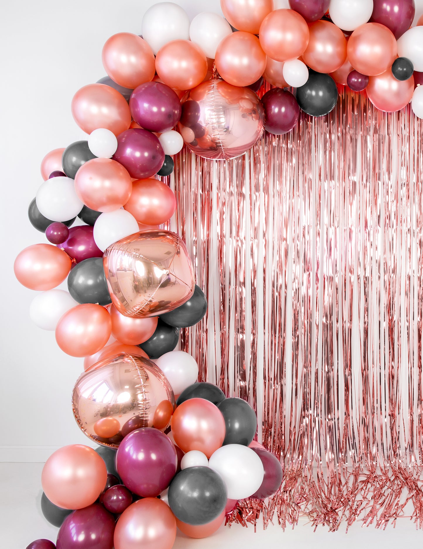 Arche de ballons et rideau de franges du ballon sphère en aluminium rose gold métallisé