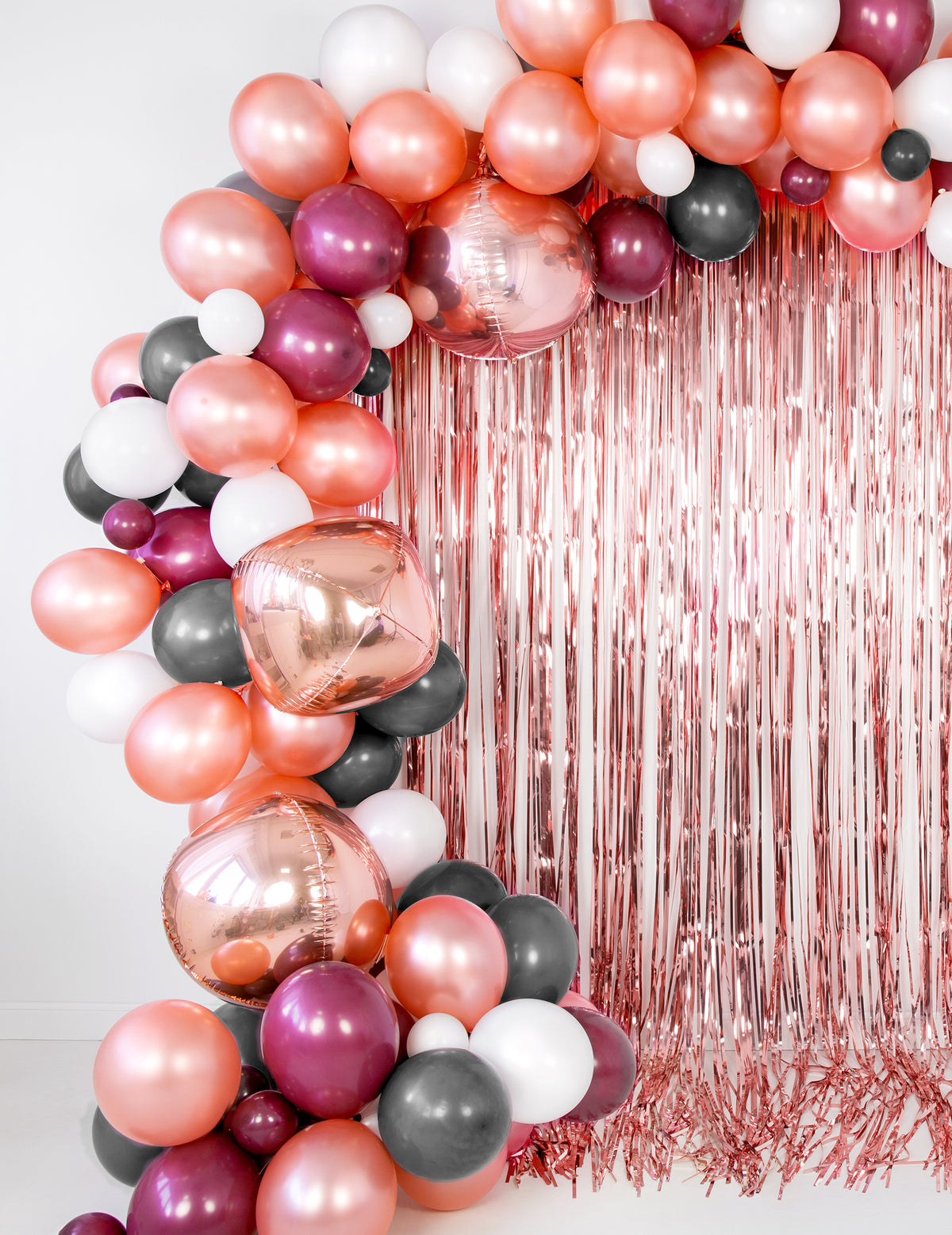Arche de ballons et rideau de franges du ballon sphère en aluminium rose gold métallisé