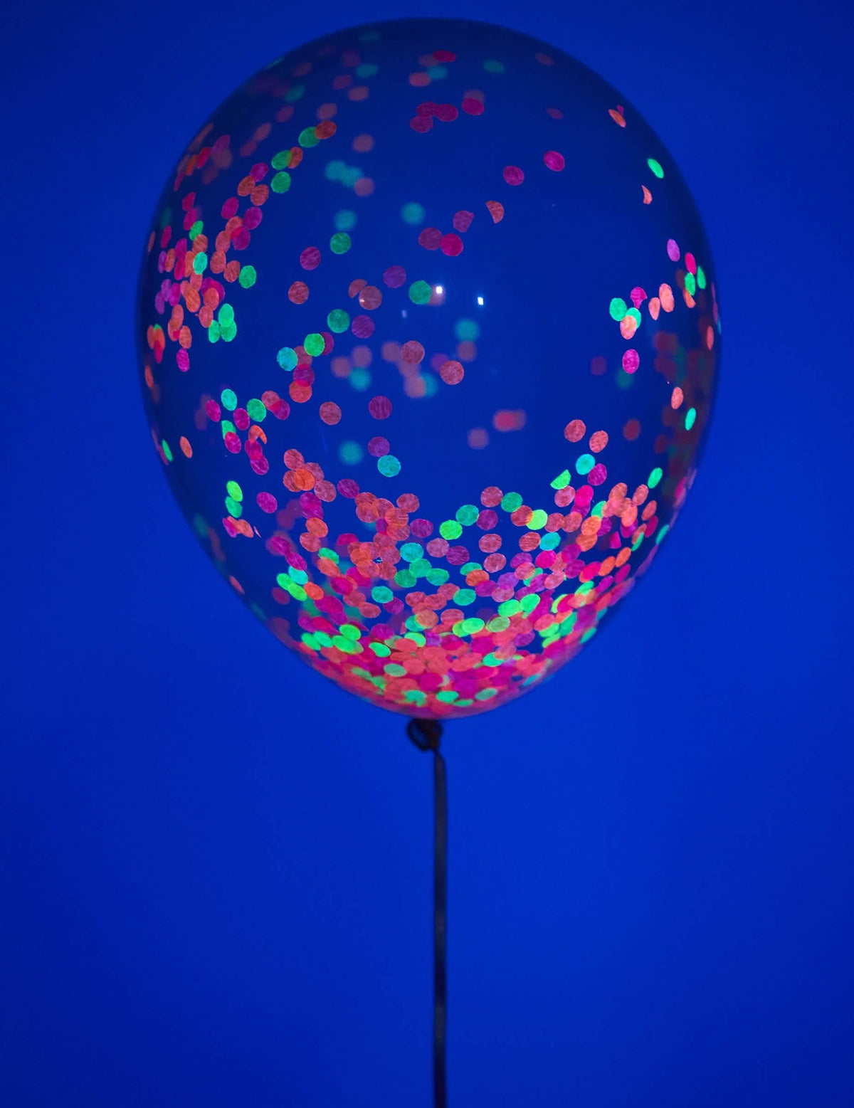 Prim-plan pe confetti-ul din balonul din latex, confetti fluorescent pentru petrecere