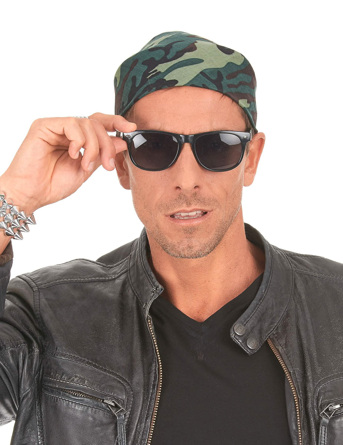 Prim-plan al bandanei militare pentru adult