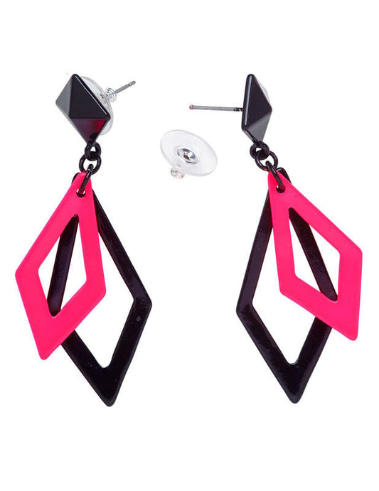 Détail du système d'attache des boucles d'oreilles losange