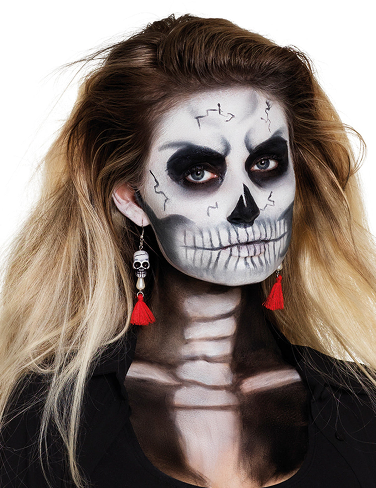 Gros plan sur les boucles d'oreilles tête de mort Dia de los muertos pour femme