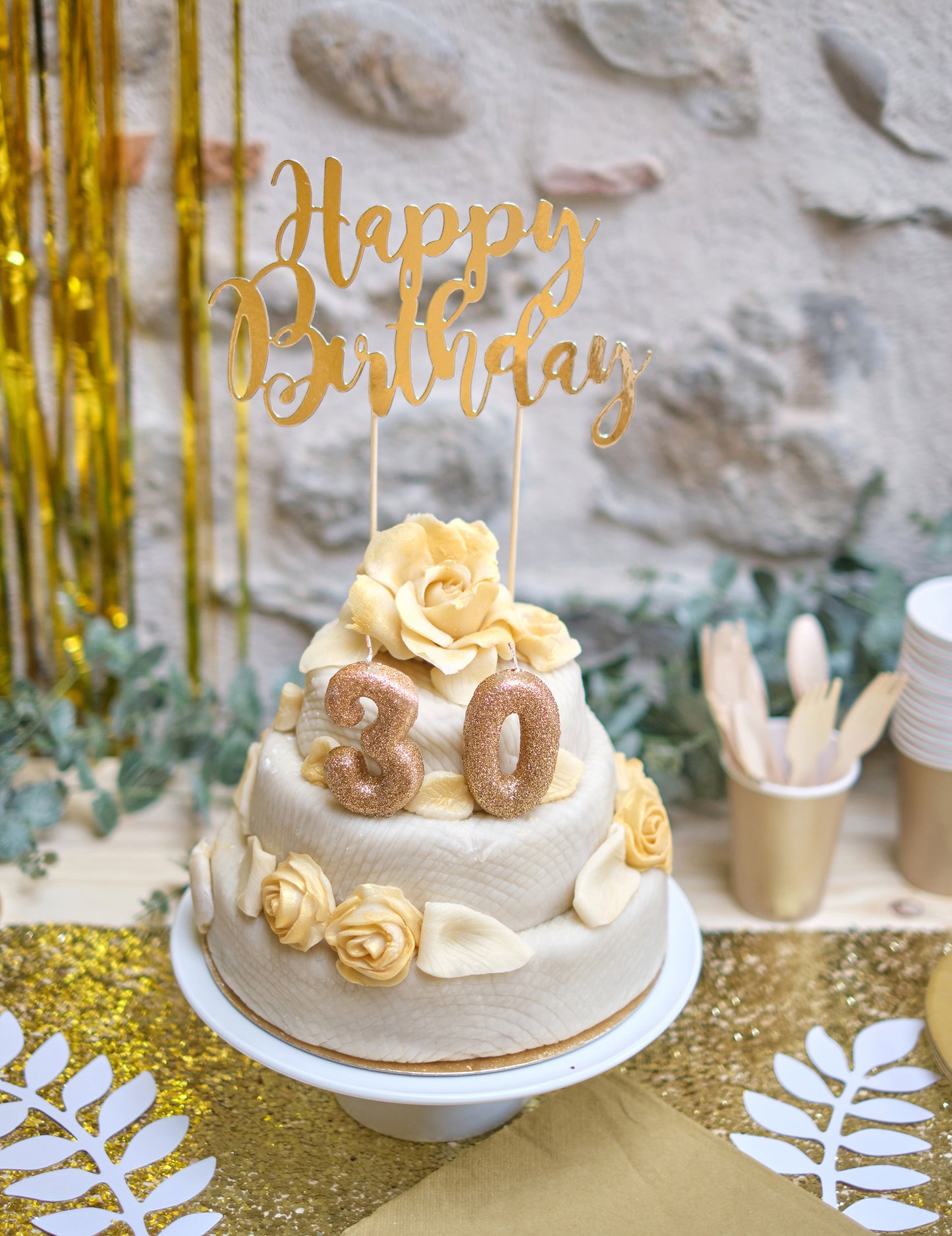 Ambiance de fête autour du gâteau de la bougie chiffre 3 pour anniversaire doré à paillettes