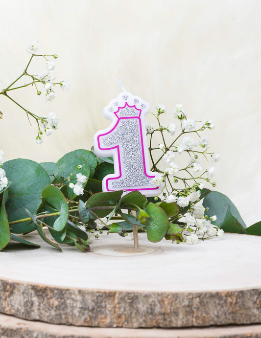 Mise en situation de la bougie d'anniversaire chiffre 1 princesse