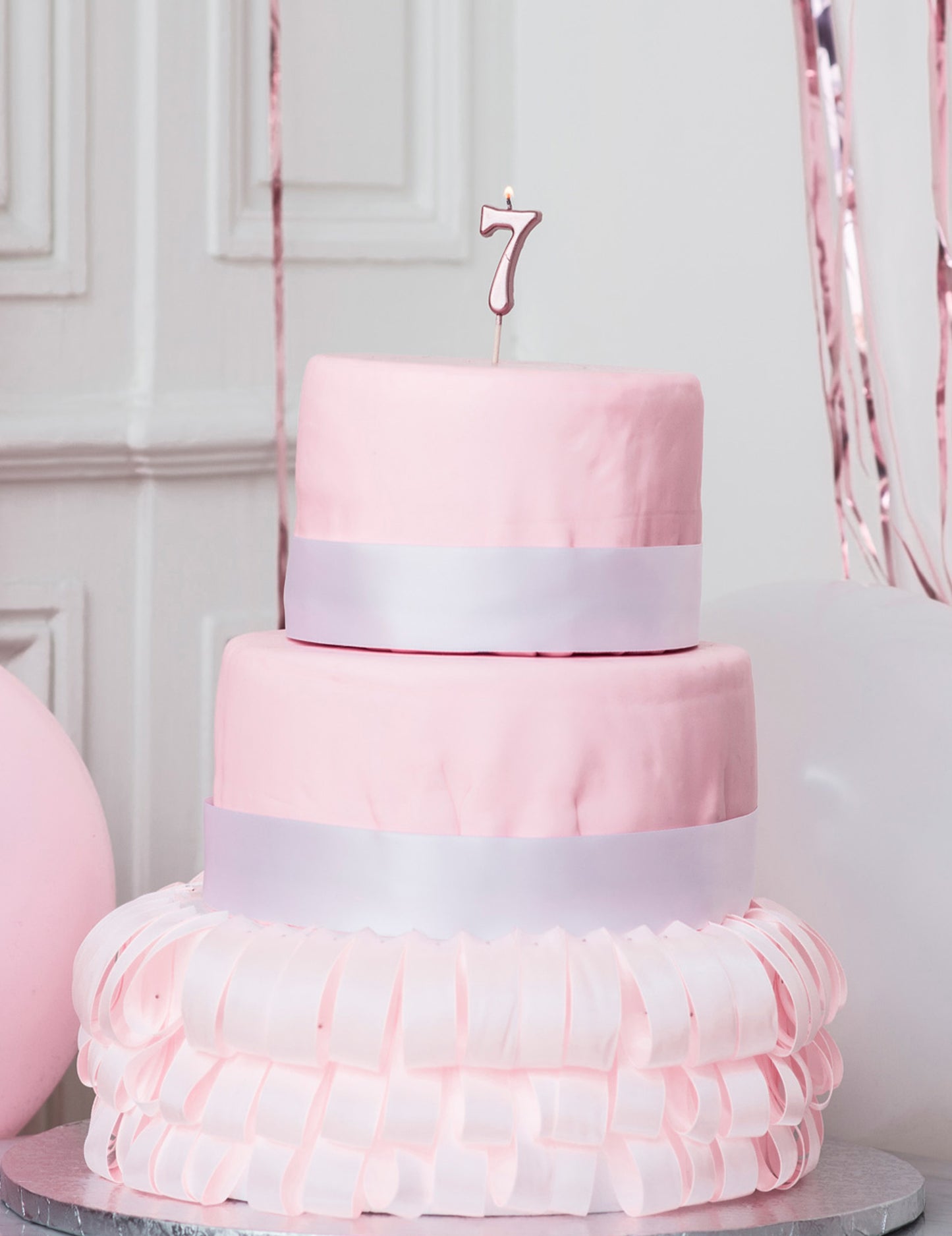 Mise en situation sur un gâteau de la bougie d'anniversaire chiffre 7 rose gold métallisée