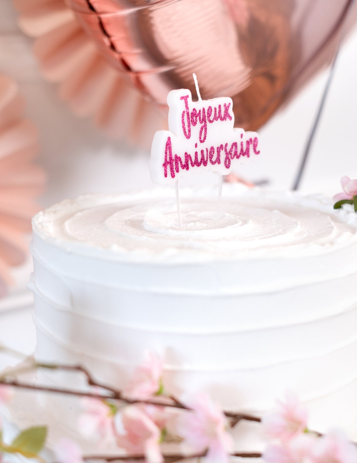 Mise en situation sur un gâteau de la bougie sur pique Joyeux Anniversaire