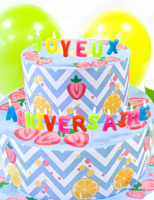 Vue en situation sur un gâteau des bougies Joyeux anniversaire multicolores