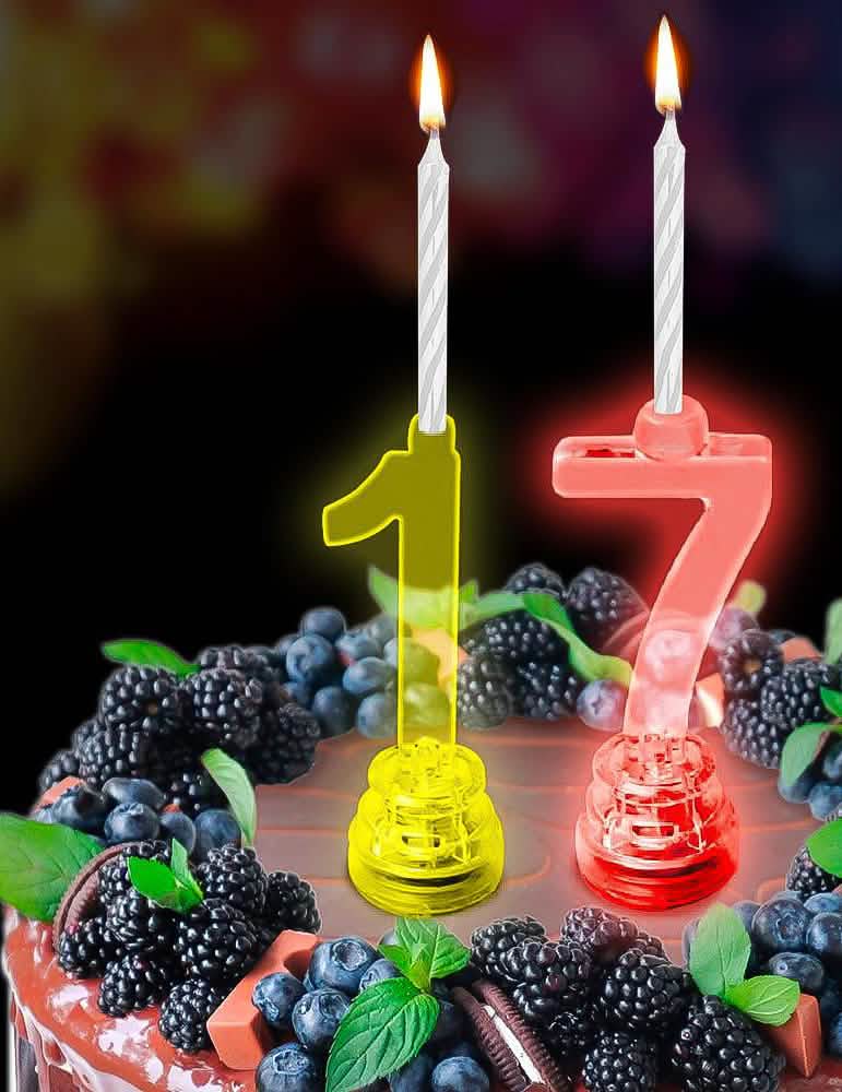 Scenă pe un tort de aniversare cu lumânarea luminoasă LED cifra 7