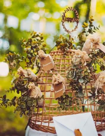 Aranjare pe o clopot din răchită a buchetului de frunze de eucalipt vegetal pentru decorațiune verde