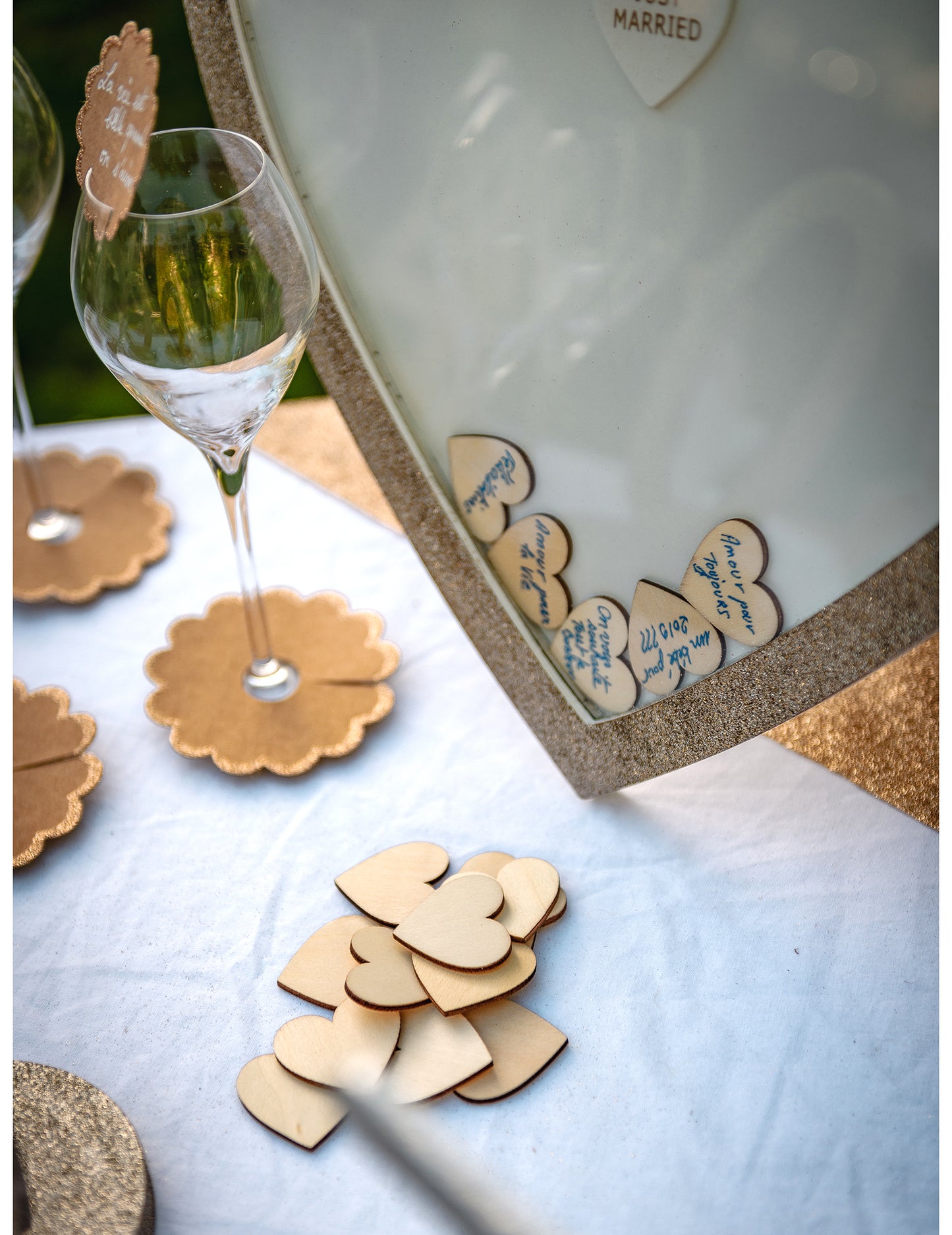 Carte de oaspeți cu ramă din cupru cu sclipici și inimioare din lemn, 37 x 40 cm cm