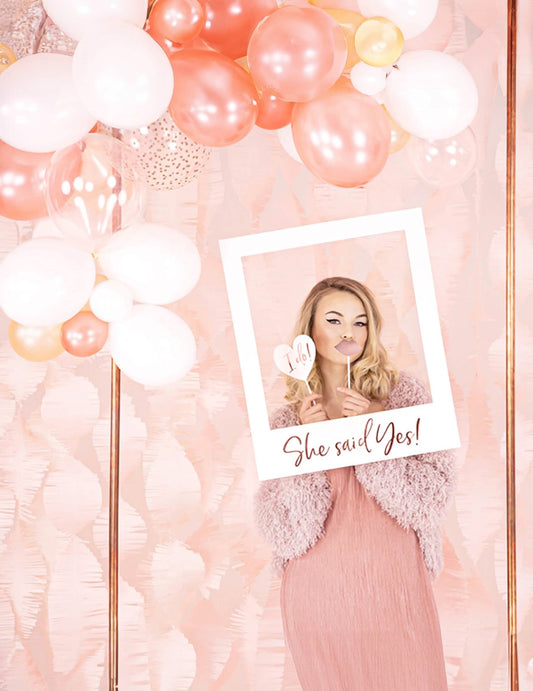 Mise en situation avec accessoires du cadre photo en carton she said yes blanc et rose gold