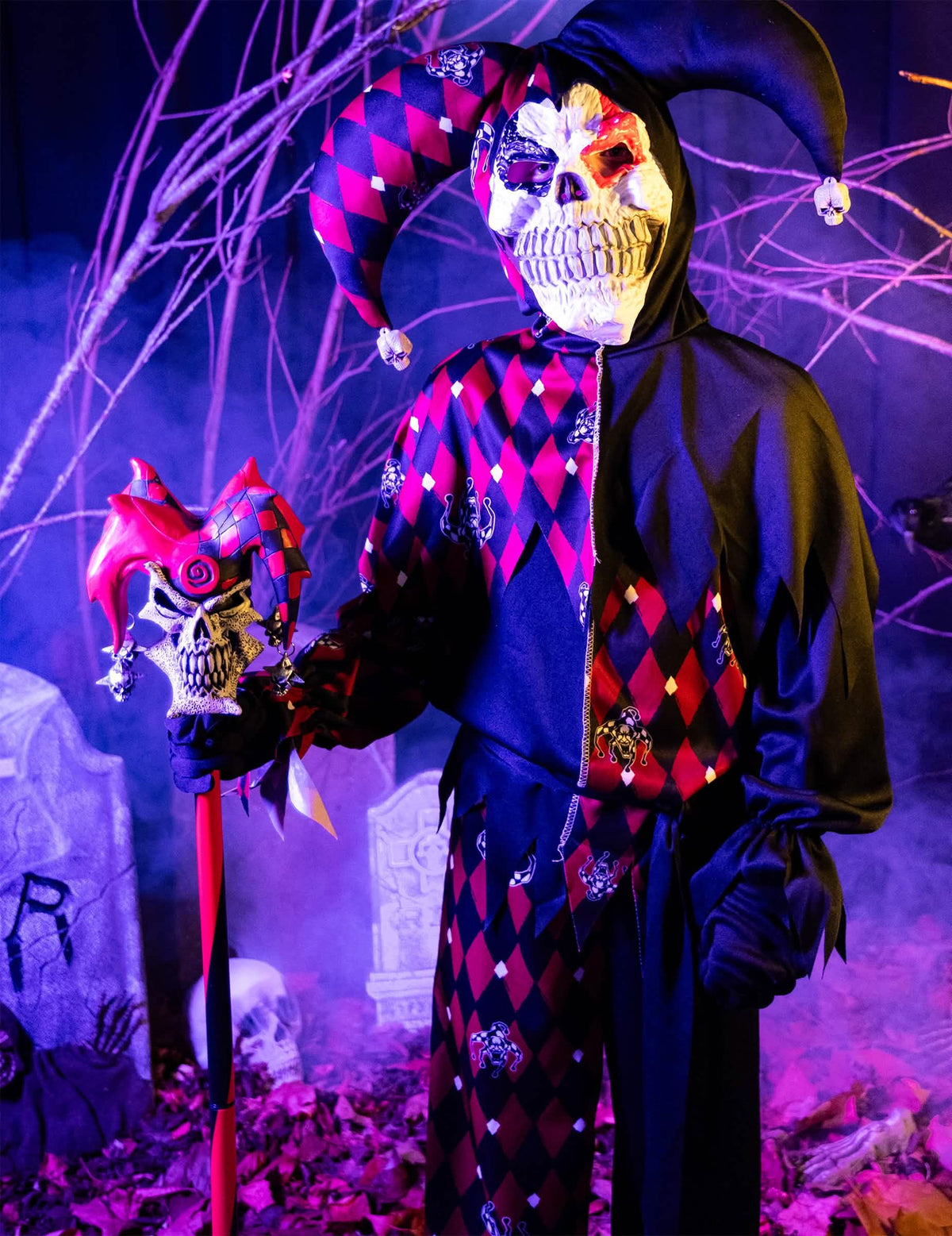 Amplasare în scenă a bastonului de bufon halloween adult