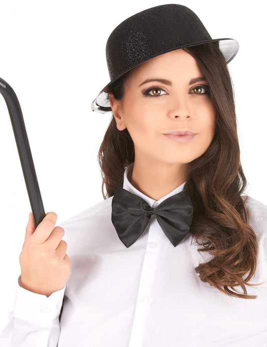 Gros plan du chapeau melon plastique pailleté pour adulte noir avec nœud papillon et canne