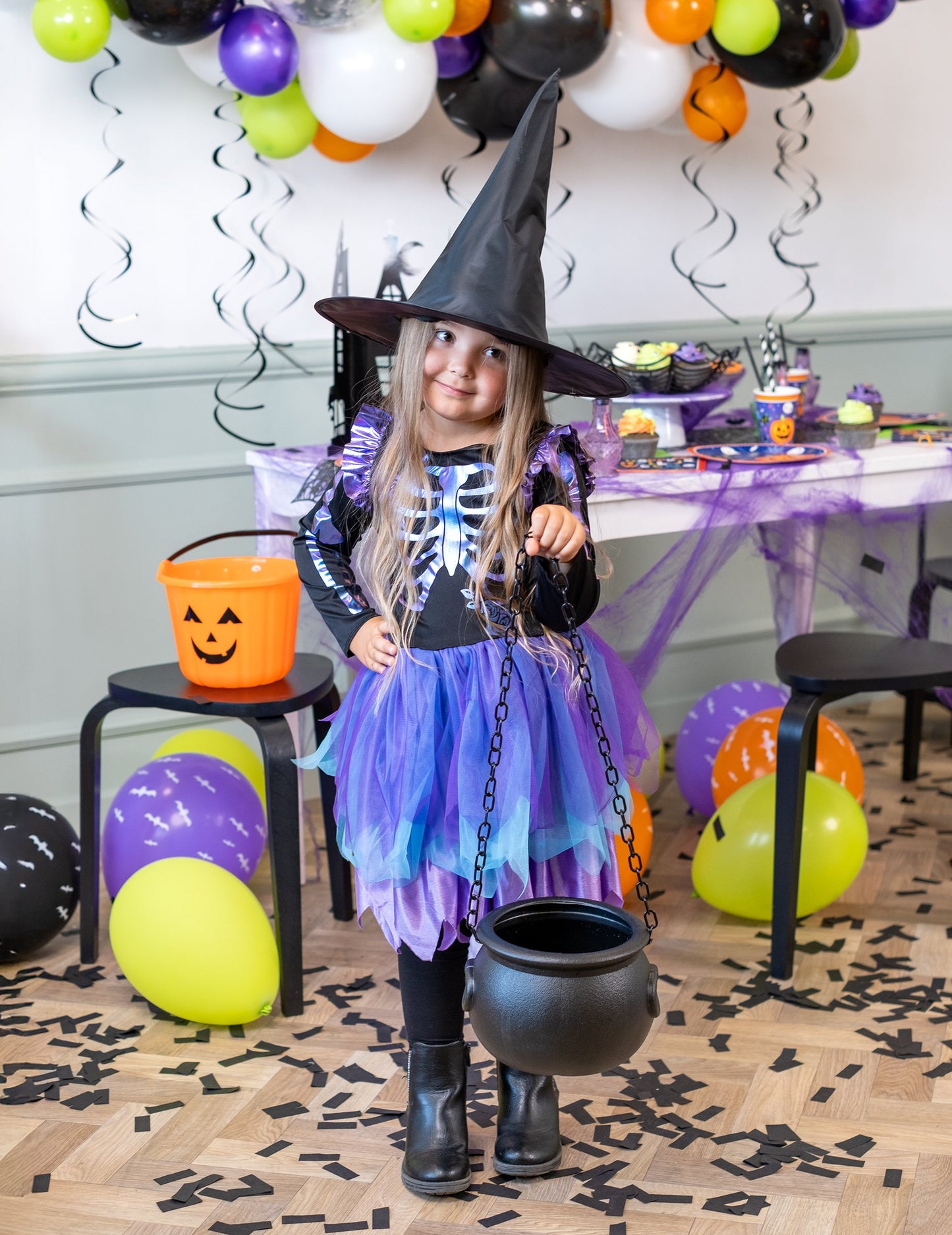 Prezentare a cazanului de vrăjitoare pentru Halloween