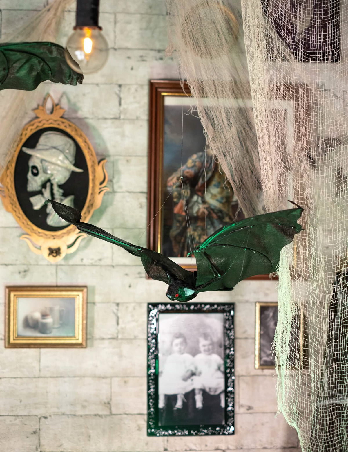 Încadrare într-un decor bântuit al liliacului zburător de halloween pentru decorare