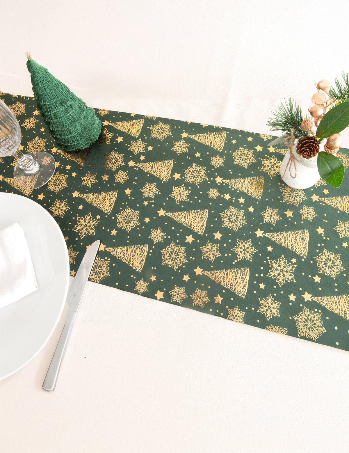 Mise en situation sur une table du chemin de table sapin