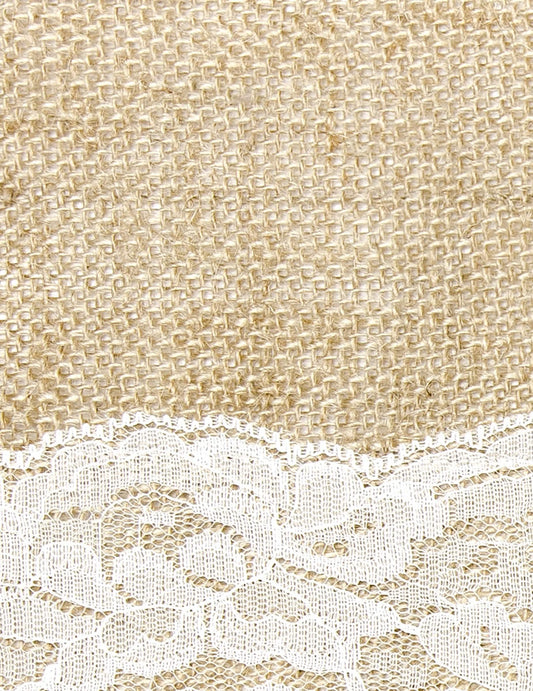 Gros plan sur la dentelle du chemin de table en jute centre dentelle naturel et blanc découpable
