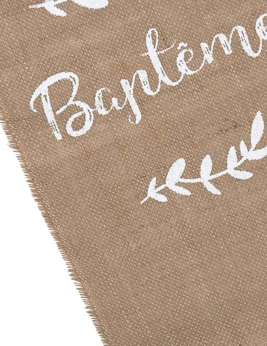 Gros plan sur l'imprimé du chemin de table baptême et feuillages pour fête