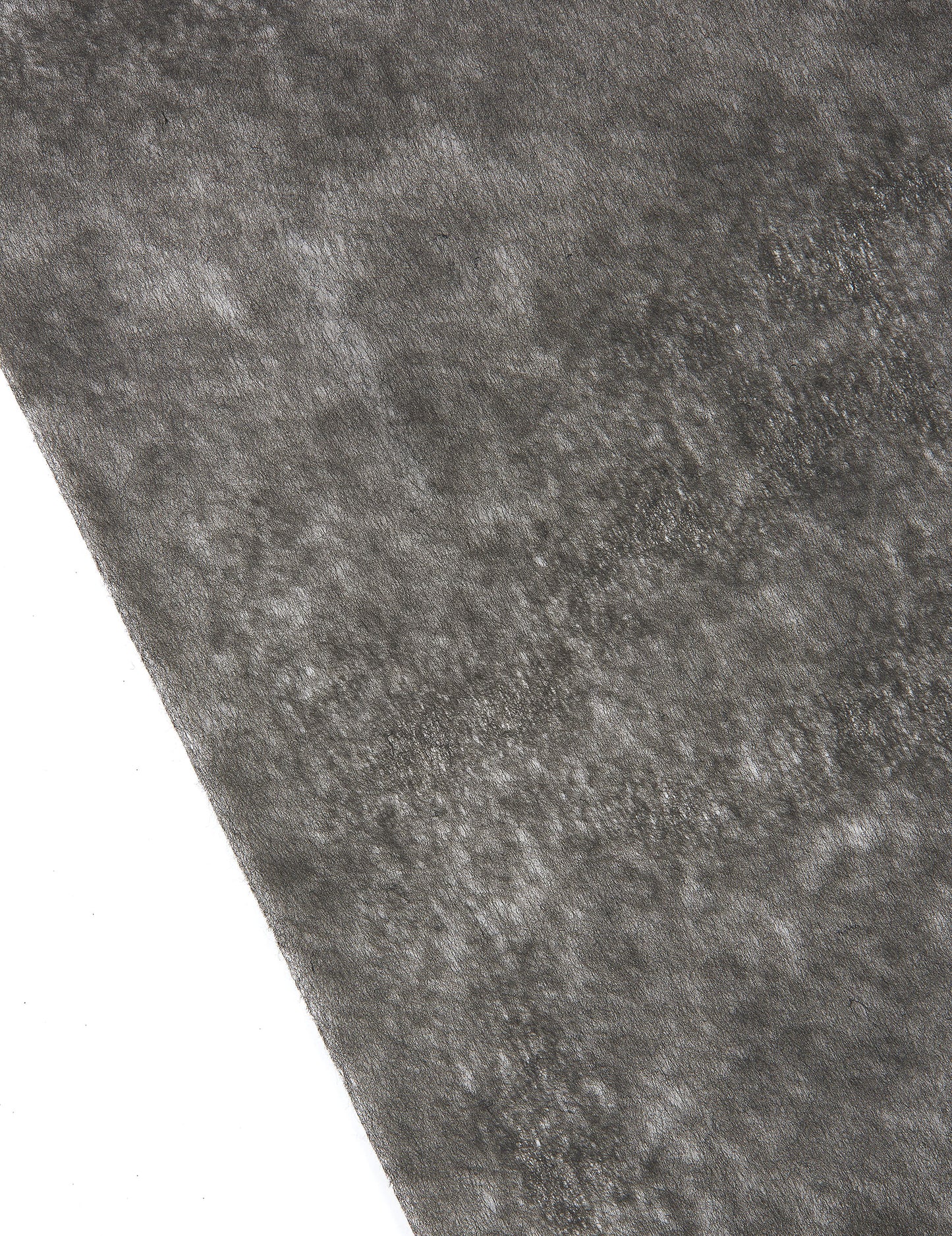 Gros plan sur la texture du chemin de table intissé pour décoration de fête noir