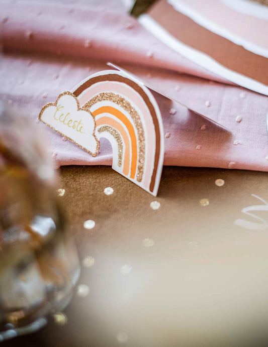 Mise en scène décorative du chemin de table plumetis pour décoration vieux rose