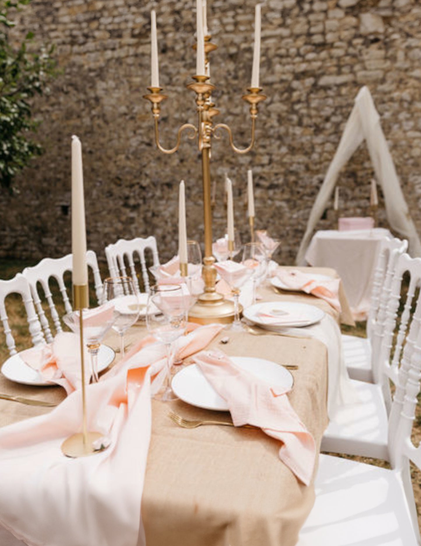 Mise en scène champêtre du chemin de table décoration mariage