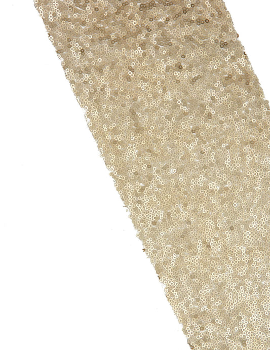 Gros plan sur les sequins du chemin de table sequins pour mariage et anniversaire