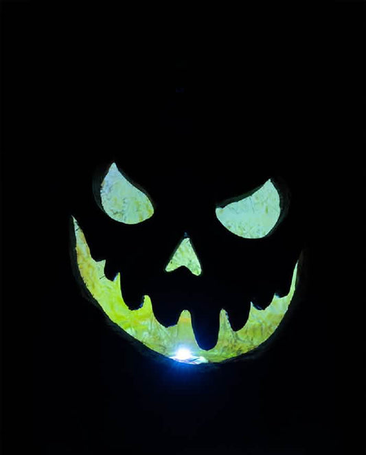 Détail du visage illuminé de la citrouille lumineuse effrayante