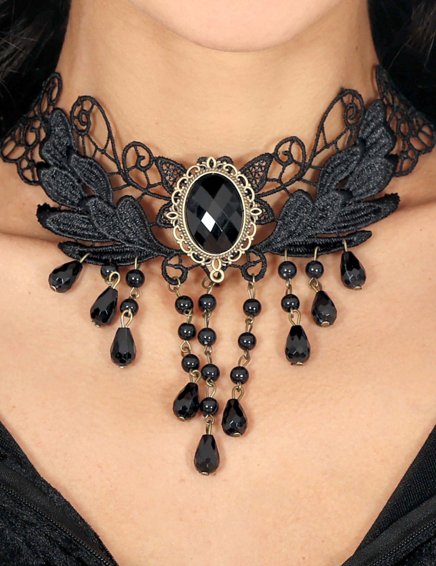 Collier en dentelle avec pierres noires