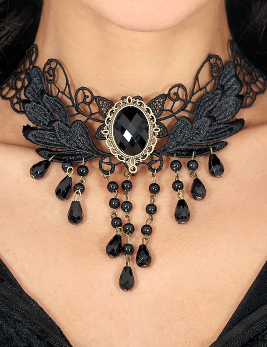 Gros plan sur le médaillon du collier en dentelle avec pierres noires