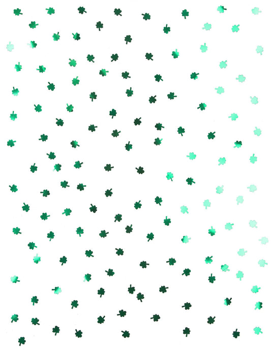 Gros plan sur la répartition des confettis trèfles St Patrick