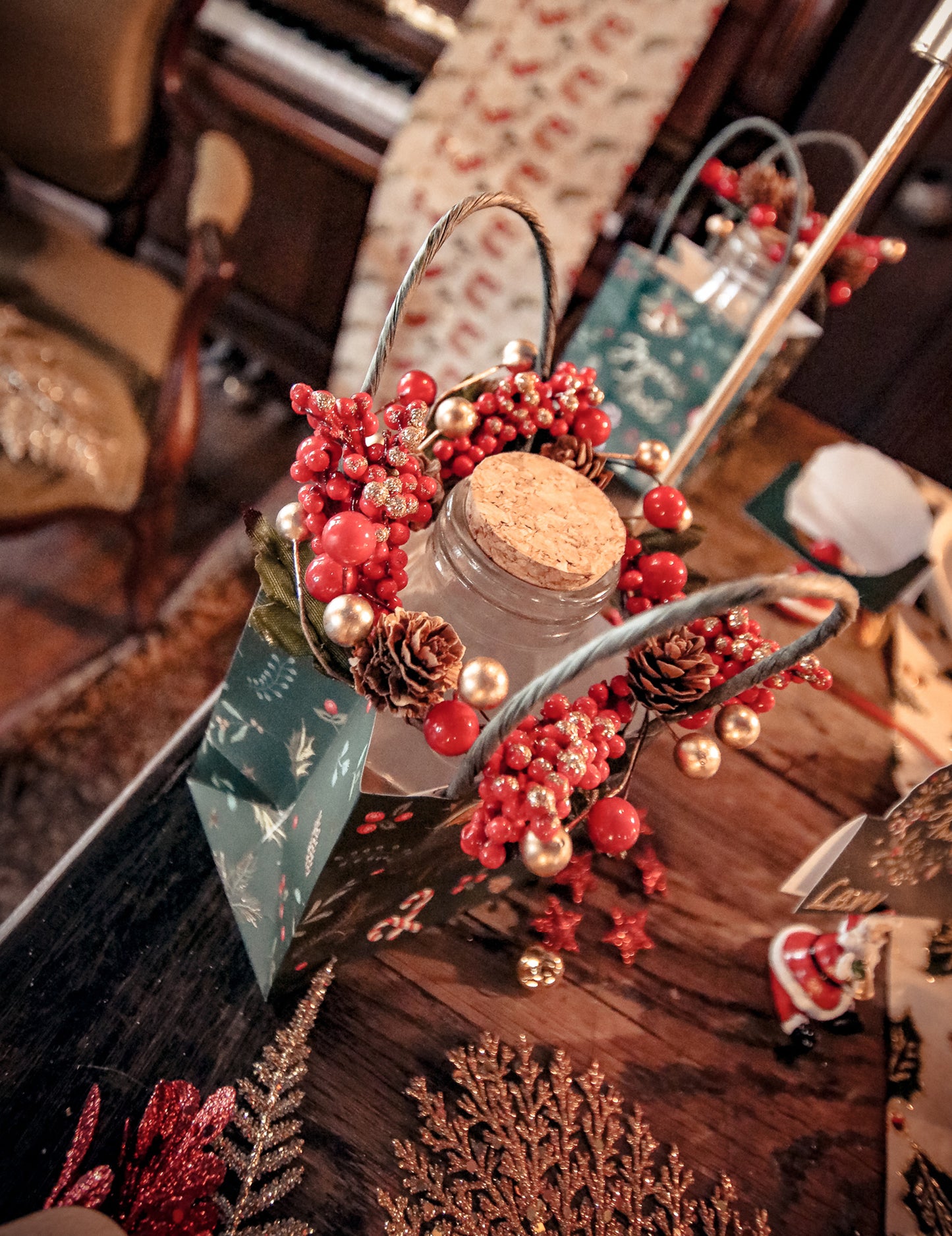 Coroană cu fructe de pădure roșii și aurii 15 cm cu conuri de pin