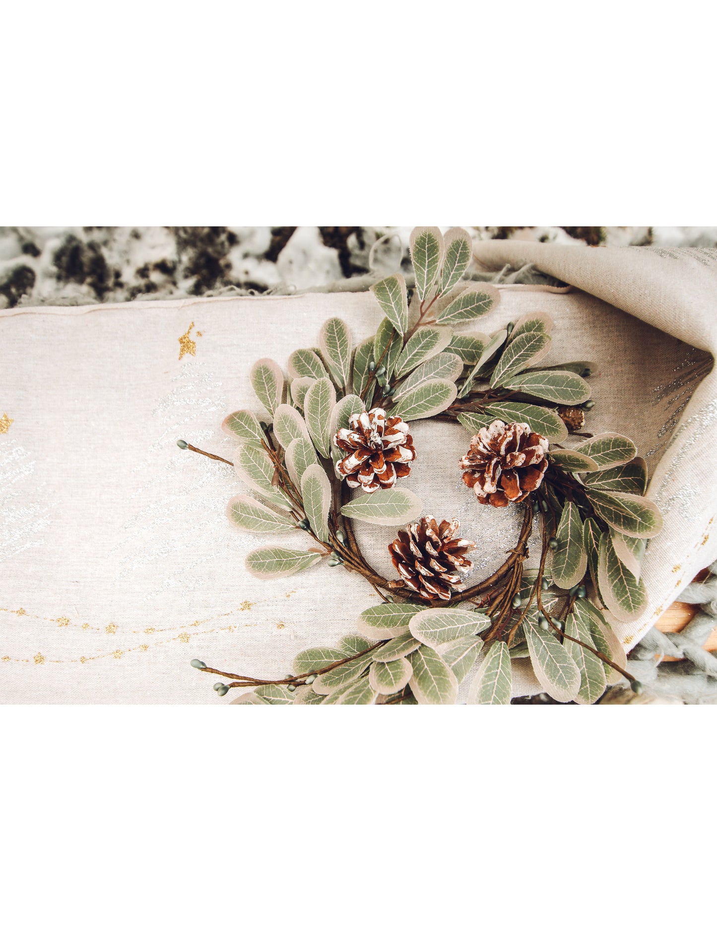 Gros plan sur les feuilles et pommes de pin de la couronne de Noël eucalyptus et pommes de pin