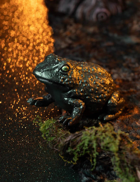 Vue de profil du crapaud en plastique vert irisé