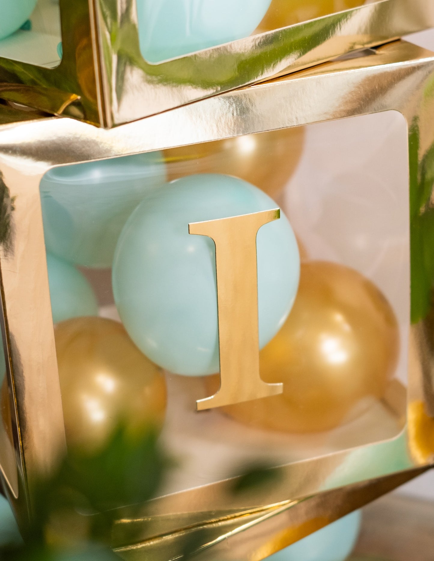 Cubul cu balon transparent auriu 30 x 30 cm