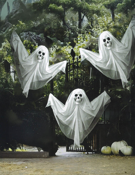 Mise en scène du lot de 3 fantômes à suspendre pour décoration blancs avec têtes de squelette