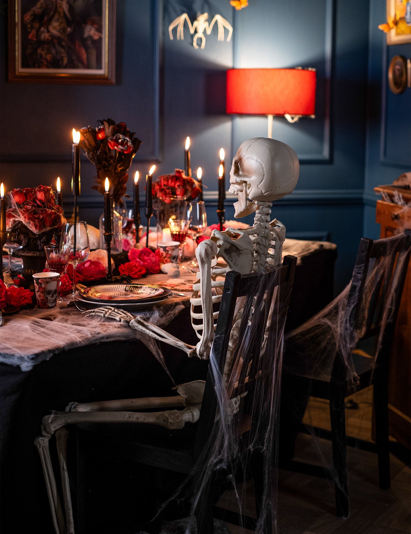 Vedere de profil la masă a decorațiunii suspendate schelet de dimensiuni umane