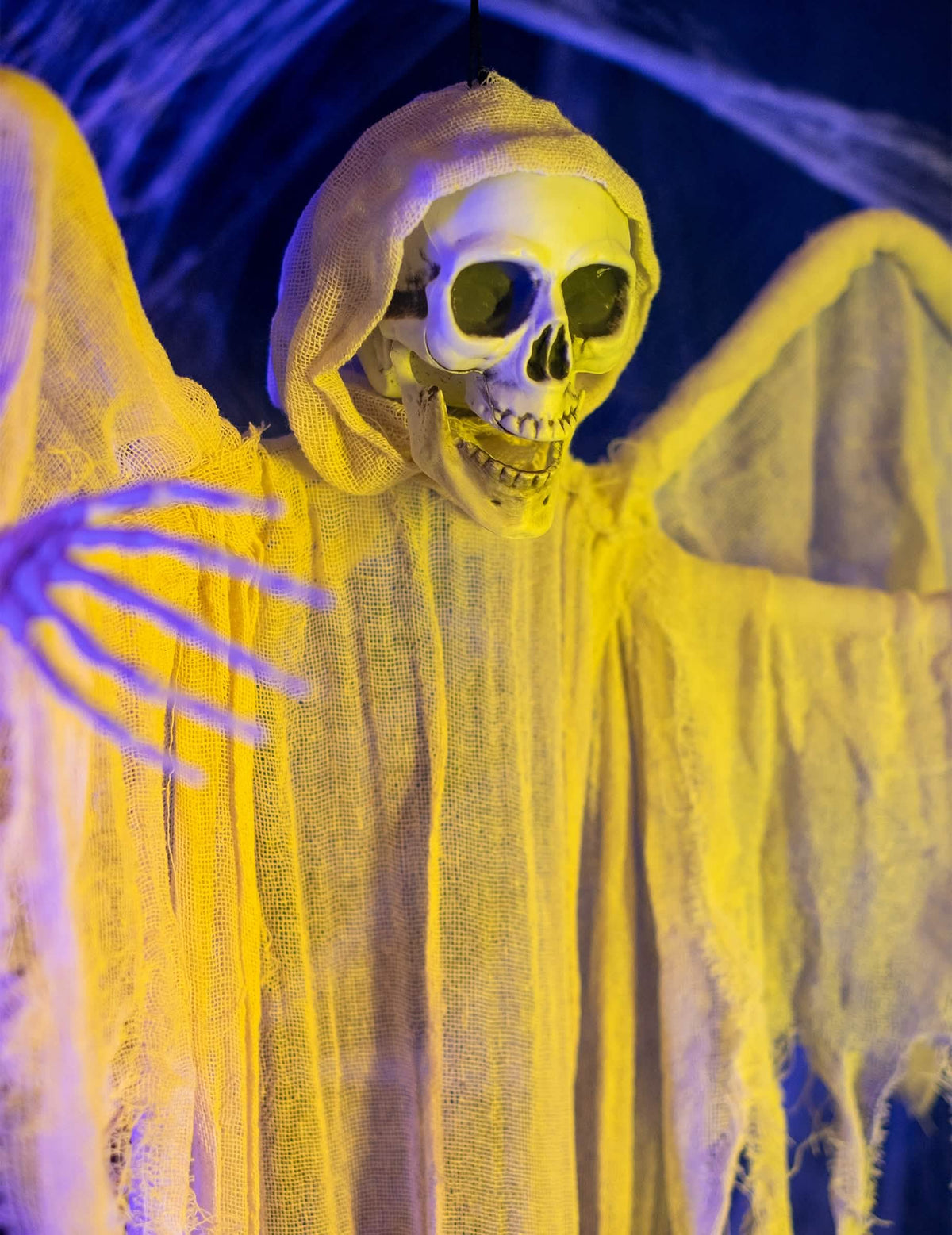 Detaliu al craniului cu glugă al decorațiunii de agățat înger schelet alb