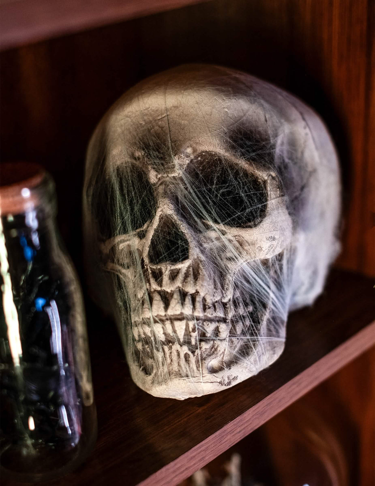 Vedere din trei sferturi a decorațiunii craniu cu pânză de păianjen