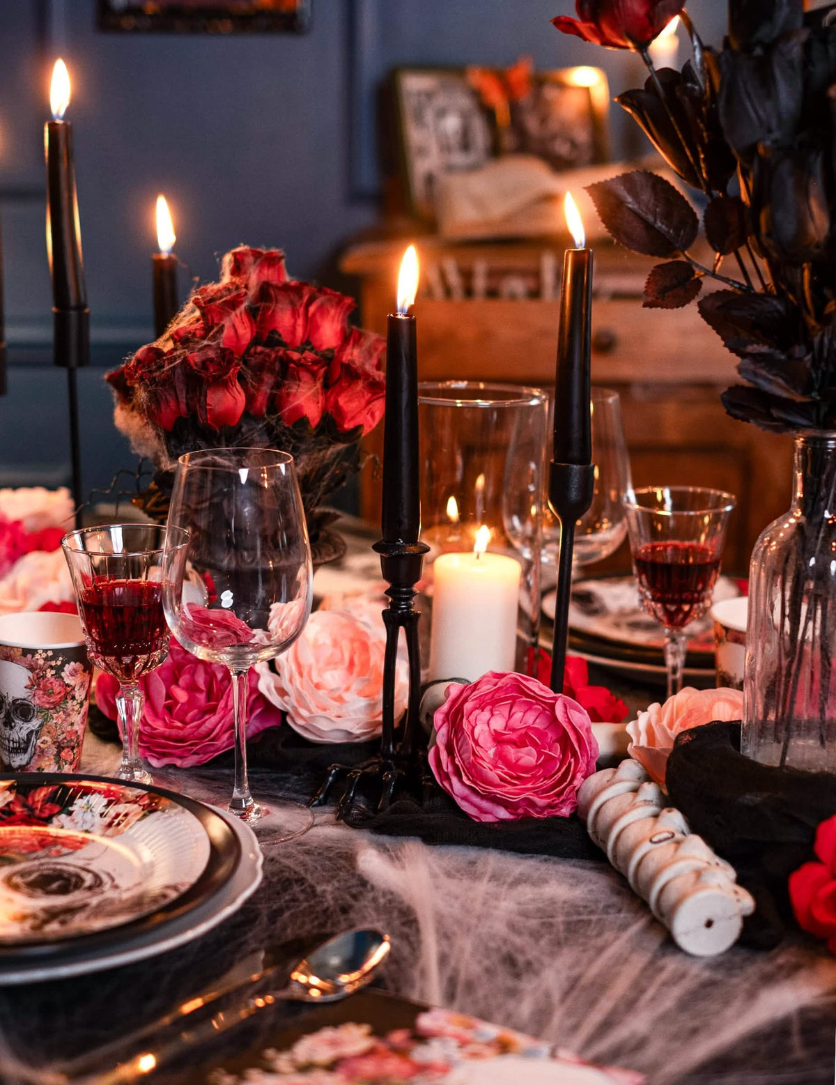 Mise en scenă tematică a decorațiuni de masă roz vechi fuchsia vintage