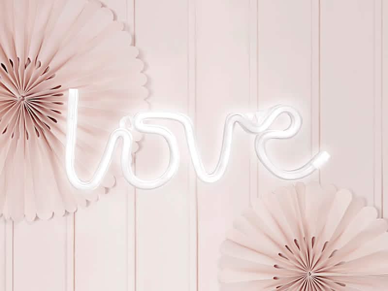 Punerea în scenă a decorațiunii luminoase neon LED love albă cu baterii