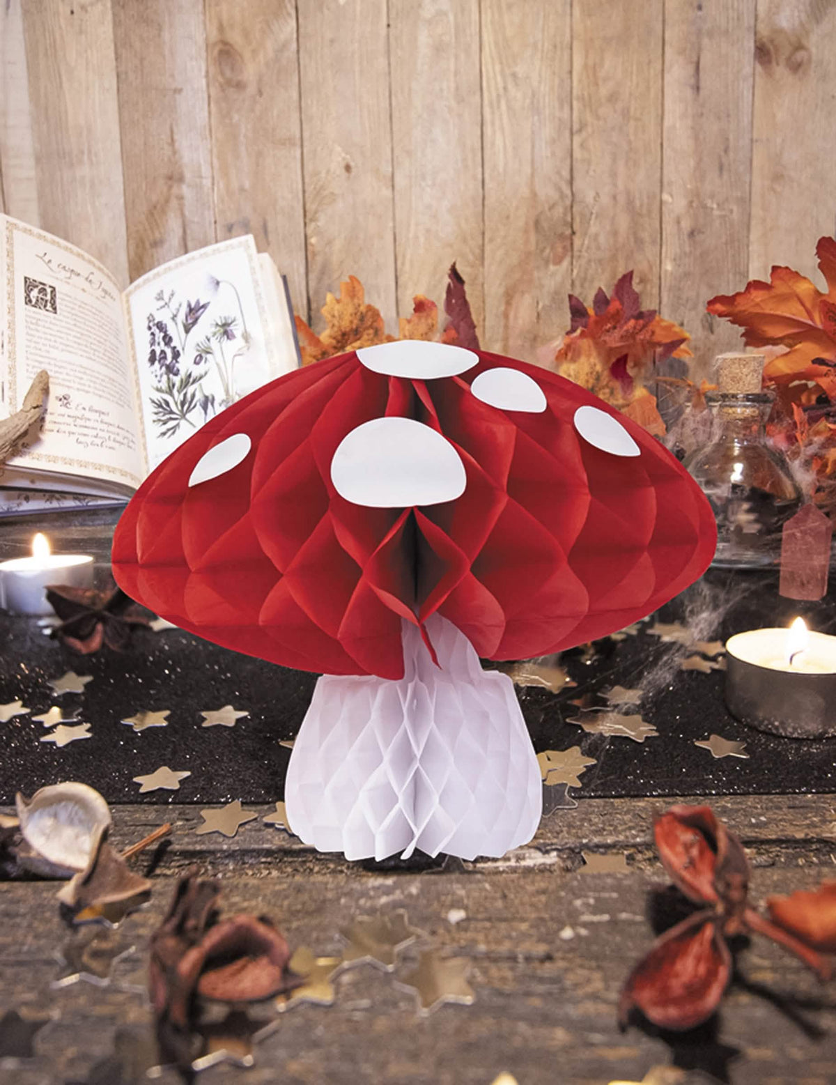 Mise en situation sur une table de la décoration de champignon alvéolé rouge et blanc
