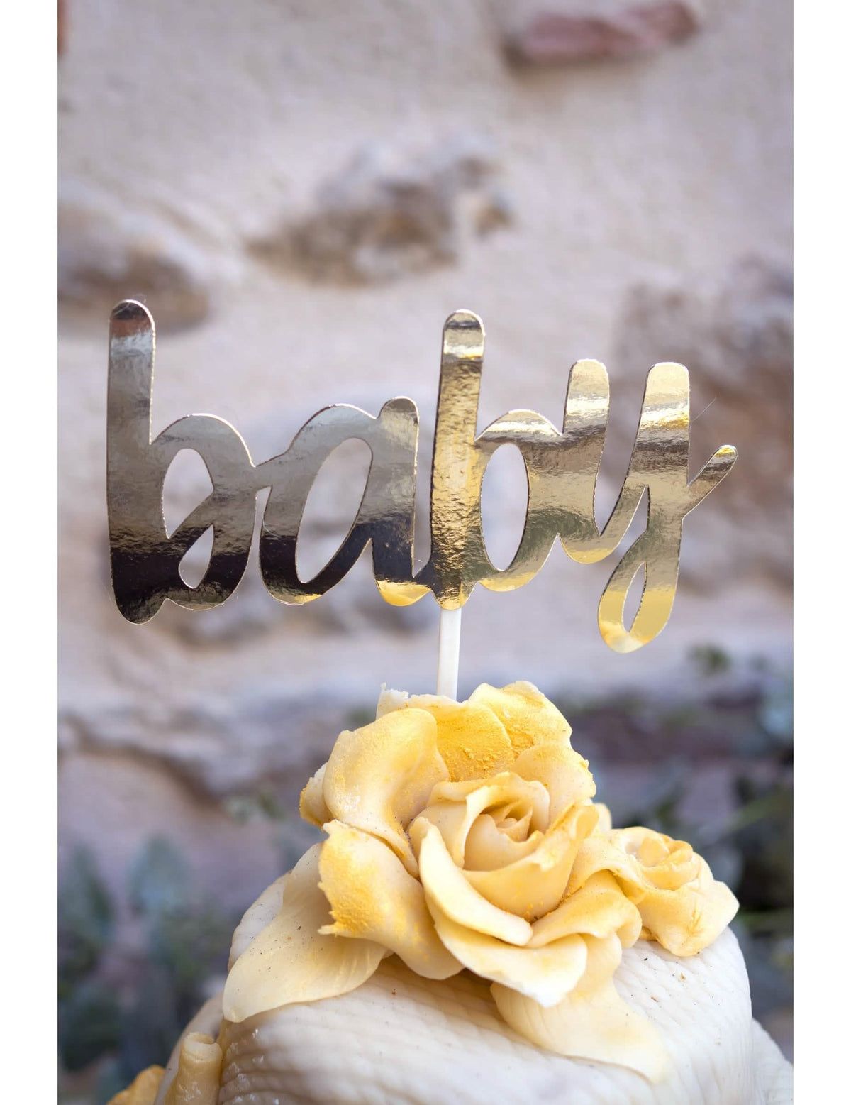 Prim-plan asupra textului auriu al decorului pentru tort baby pentru baby shower