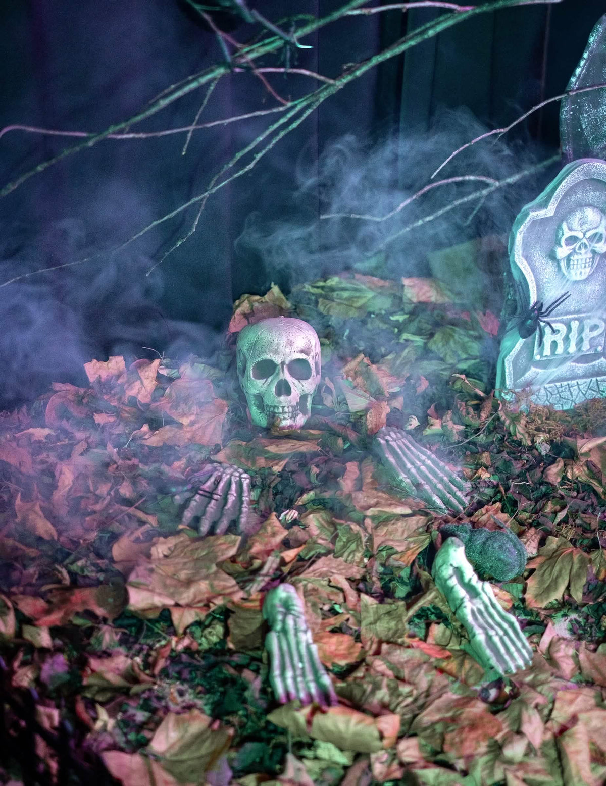 Schelet care iese din frunze moarte, decorațiuni 21 de piese, schelet și piatră funerară halloween