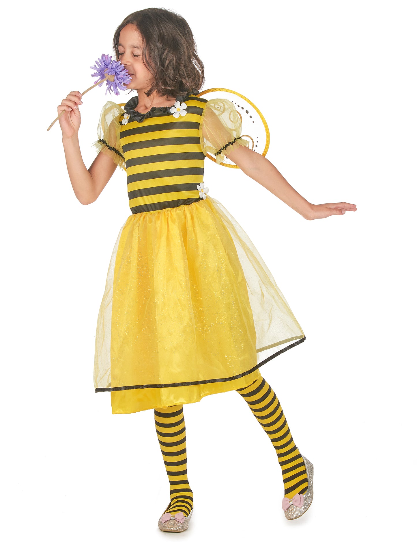 Tutu Bee deghizează cu aripi de fete